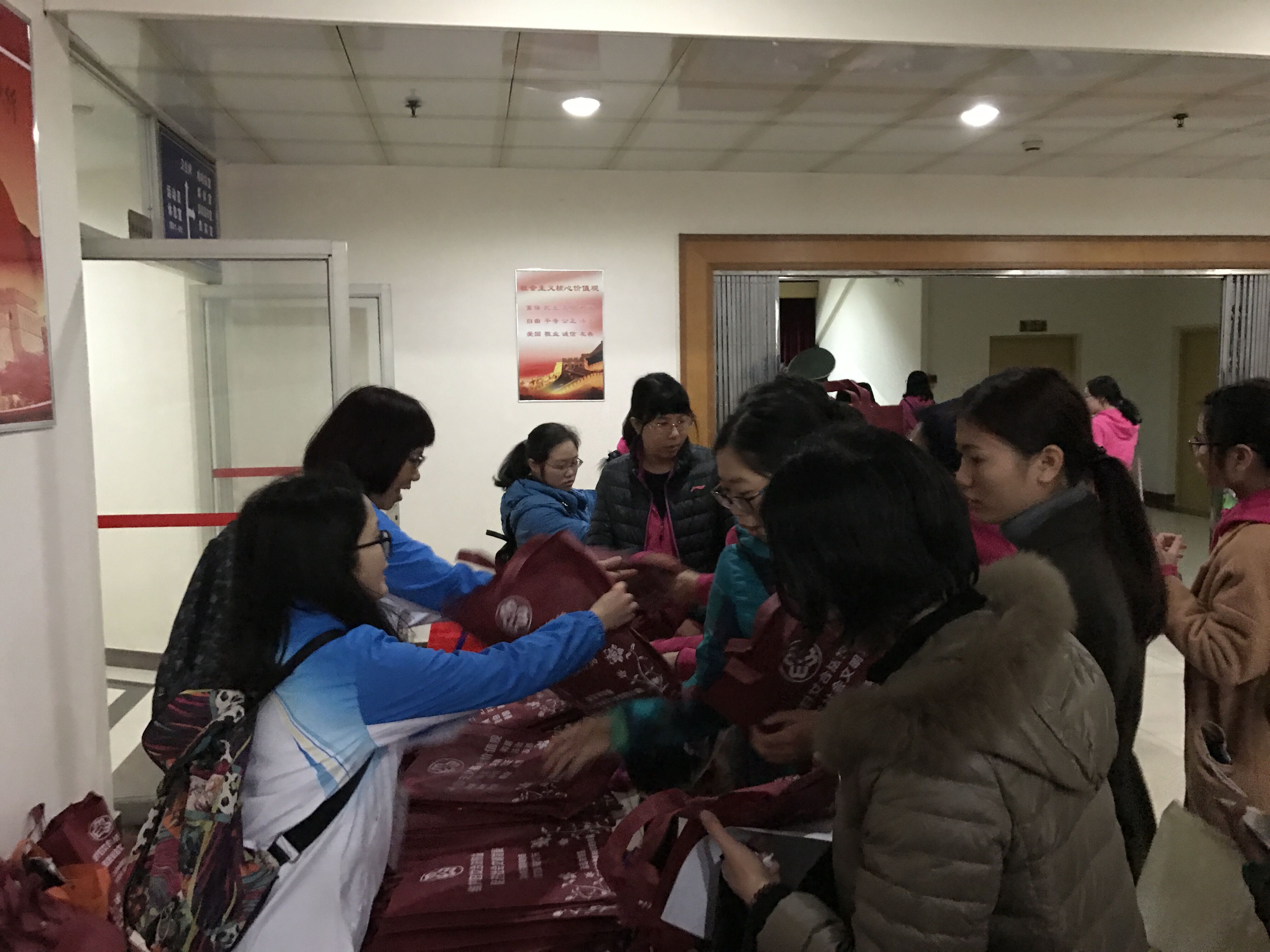 維權站工作人員向婦女群眾派發法制宣傳品.jpg