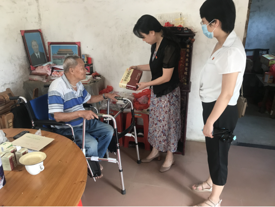清遠市衛生健康局到清新區龍頸鎮河洞村開展扶貧濟困日活動335.png
