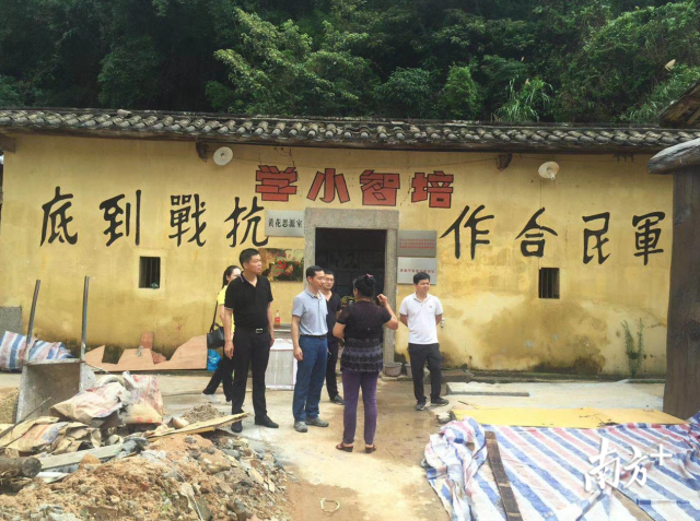 李庚原與縣委組織部人員前往存久洞村了解黨建工作。程浩 攝