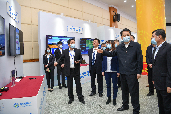 會前，殷昭舉等領導一同參觀”5G+賦能 數智清遠“展區。 曾亮超 攝.jpg