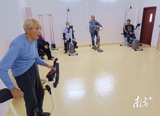 老人在敬老院健身房運動、健身。