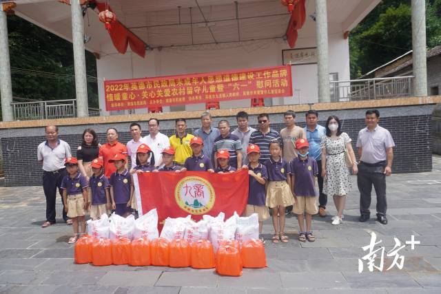 九龍商會向金造兒童成長中心捐贈米油等物資。焦瑩 攝