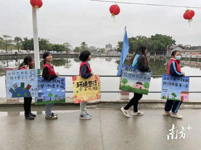 社工引導小志愿者自主開展志愿活動。