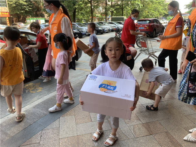 清城區中冠幼兒園響應號召向災區捐贈物資，師生、家長協力開展采購。受訪者供圖