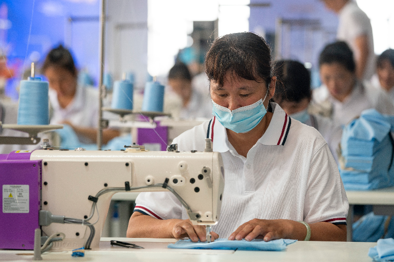 圖片二 20231021003-廣清紡織服裝產業有序轉移園內，企業生產車間一角。清遠日報記者 江元威 攝2.jpg