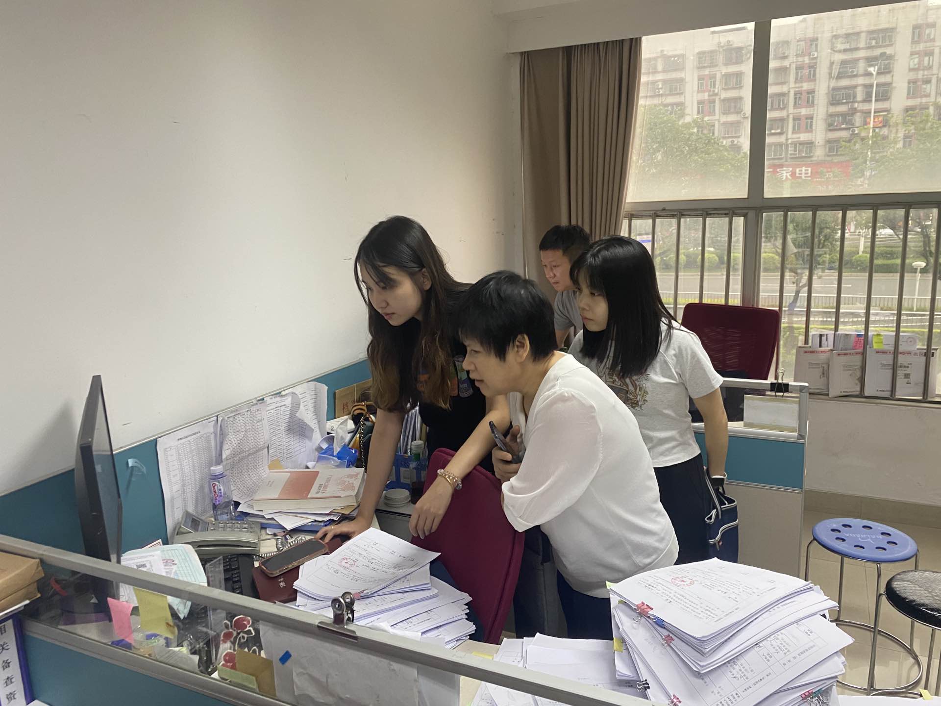 圖為今年國慶前夕，梁冬婷與審計組人員到復耕復種現場，核查惠民惠農補貼真實情況。