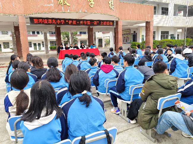 黎埠司法所到黎埠中學、譚兆中學參加“開學第一課”教育活動.jpg